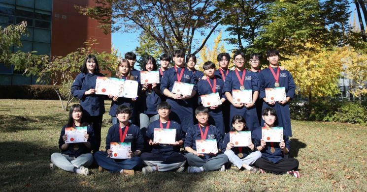 대구가톨릭대 외식조리제과제빵 학생들이 ‘제21회 대한민국 향토식문화대전’에서 대상 등 참가자 전원 수상하는 쾌거를 이루고 기념사진을 촬영하고 있다. 대구가톨릭대 제공