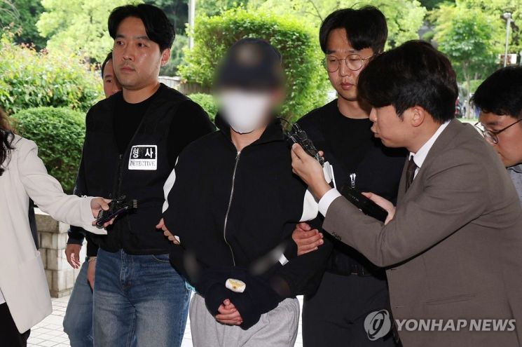 '교제살인 의대생'에 사형 구형한 검찰 …판사 앞 무릎 꿇은 유족