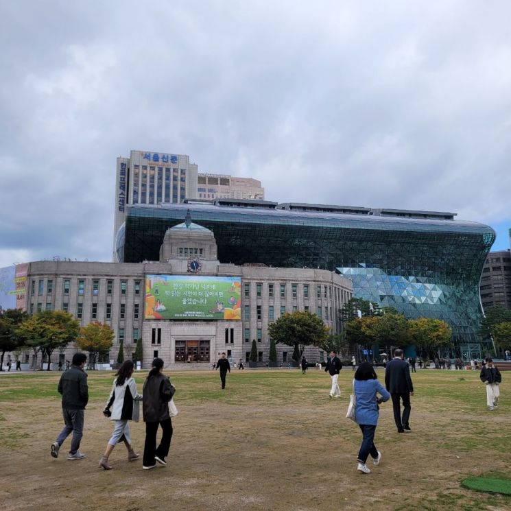 떨어지는 낙엽도 조심하라 했건만...서울시· 자치구 간부들 낙마 잇달아 