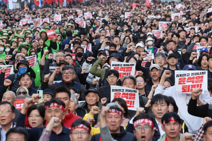 경찰, '윤석열 퇴진' 집회서 10명 체포…공무집행방해 혐의