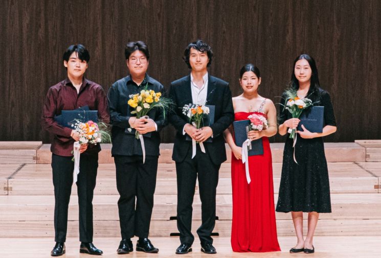 2024 윤이상국제음악콩쿠르 수상자들. 왼쪽부터 심동영, 박은중, 차오원 뤄, 리노 요시모토, 백서연.   [사진 제공= 통영국제음악재단]