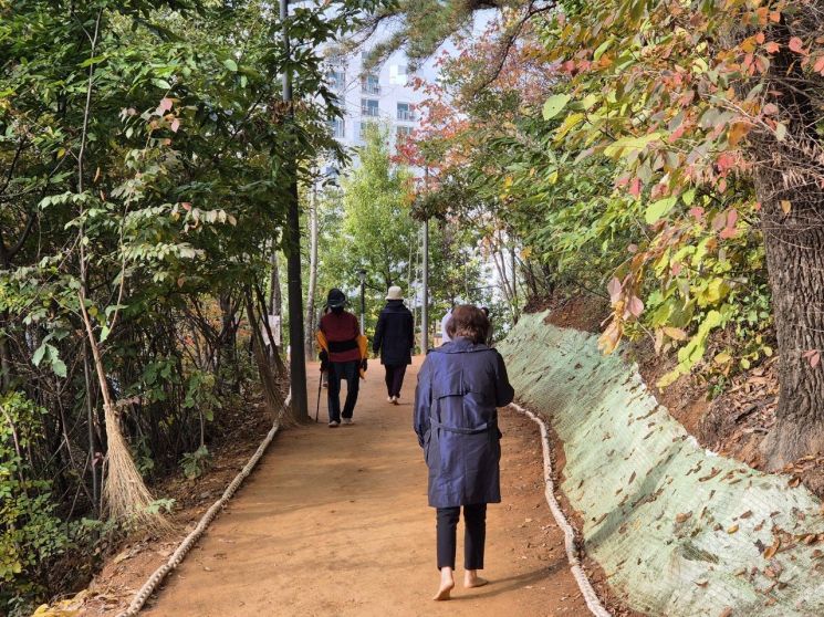 구리시민들이 갈매동 협동공원에서 맨발로 산책을 하고 있다. 구리시 제공