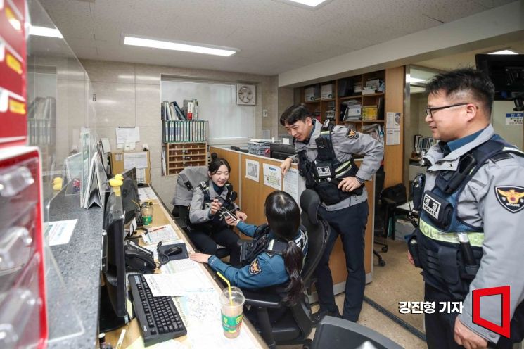 주취자·노숙인에 둘러싸인 '적진 한복판'…중앙지구대 막내들의 생존 일기[MZ순경]