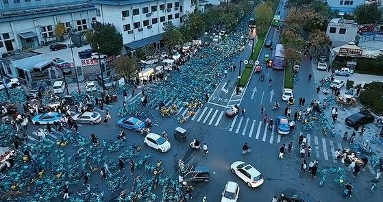 한밤중 50km 도로 뒤덮은 자전거떼에…대학생들 '외출 금지' 시킨 中 당국