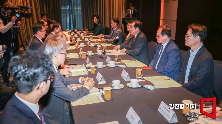 [포토] 트럼프 美 대통령 당선 뒤 첫 통상추진위원회 개최