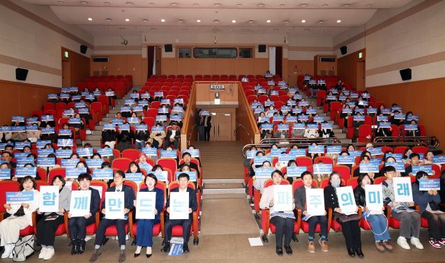 파주시가 지난 8일 파주시민회관 소공연장에서 ‘사춘기 자녀 양육지도’를 주제로 이야기 공연(토크콘서트)을 개최하고 있다. 파주시 제공