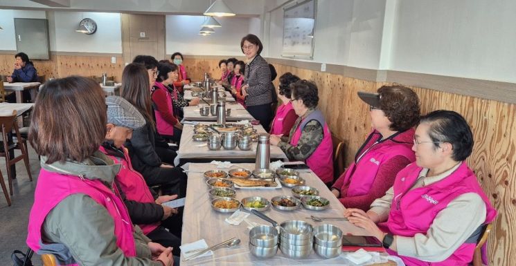 구리시는 지난 8일 취약계층 어르신의 건강관리를 돕고있는 관내 봉사단체인 사랑나누미 회원들과 간담회를 개최하고 있다. 구리시 제공