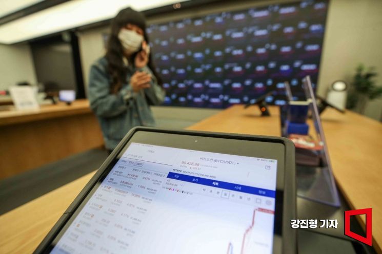 가상화폐 대장주 비트코인이 미국 대선 영향으로 사상 처음 8만달러를 돌파한 11일 서울 강남구 업비트 고객센터 테블릿에 비트코인 가격정보가 표시되고 있다. 강진형 기자