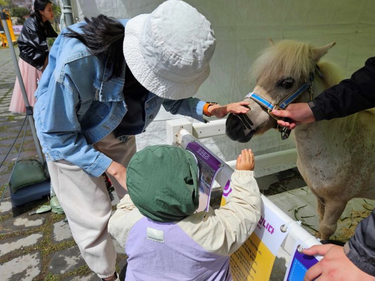 렛츠런파크 부산경남, ‘김해분청도자기 축제’ 말산업 홍보관 인기 