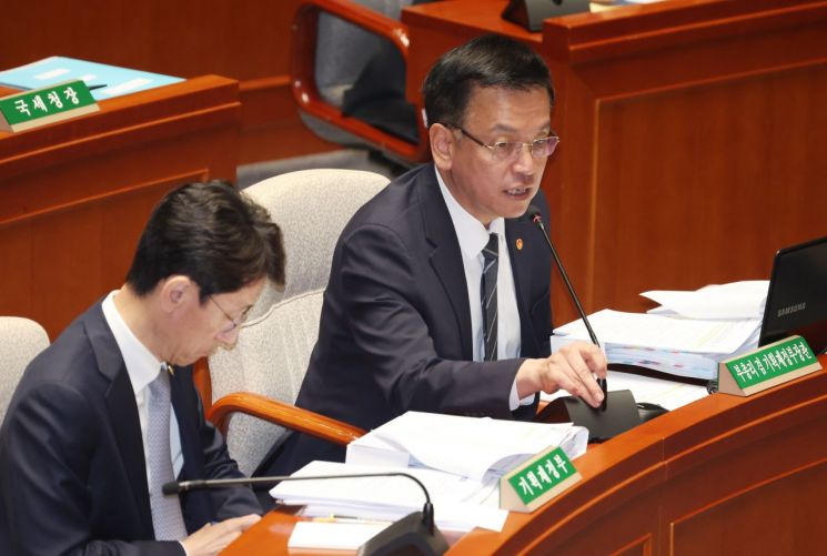 국회, 경제부처 예산안 심사…"연구개발 예산, 특정 분야 편중"