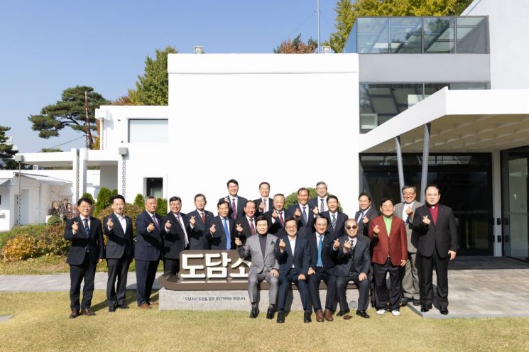 김동연 경기도지사가 11일 도담소에서 열린 경기도기독교총연합회 오찬 간담회에서 오범열 경기도기독교총연합회 회장, 경기도기독교총연합회 임원 등과 기념사진을 찍고 있다. 경기도청 제공