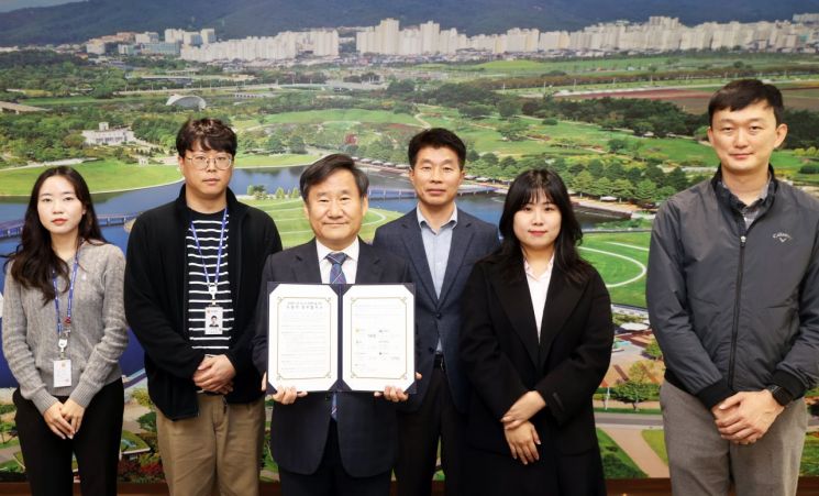 정찬균 전남도동부지역본부장이 여수시와 여수산단 입주 5개 기업과 1회용품 줄이기에 동참하는 서면 업무협약을 맺었다. 전남도 제공