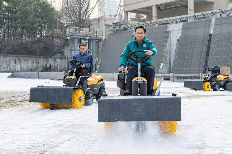 제설기기를 확인하는 최호권 영등포구청장(오른쪽)