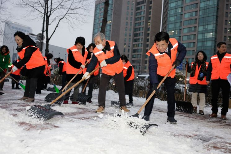 서강석 송파구청장이 주민들과 함께 제설 작업을 하고 있다.