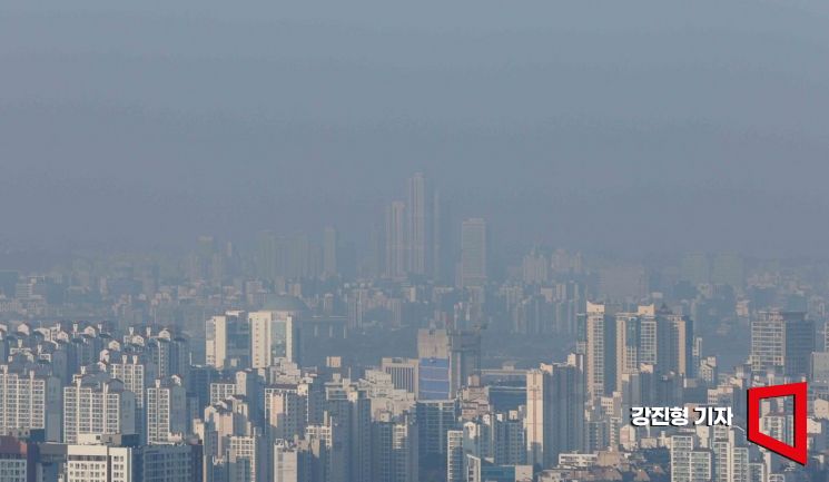 12일 서울 남산에서 바라본 도심에 안개가 끼어 있다. 기상청은 당분간 낮 기온이 20도 내외로 포근하고 낮과 밤의 일교차는 크다고 예보했다. 강진형 기자