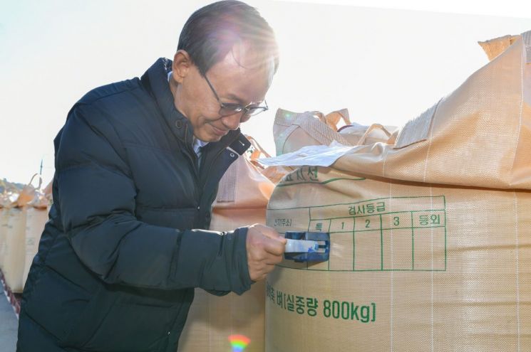 박남서 영주시장이 포대에 특등 도장을 찍고 있다.