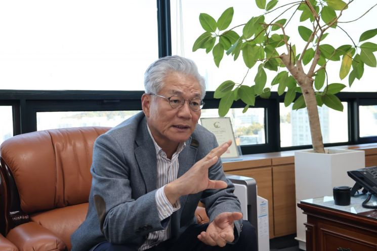 이창기 한국시멘트협회 부회장이 아시아경제와 인터뷰하고 있다. 한국시멘트협회 제공