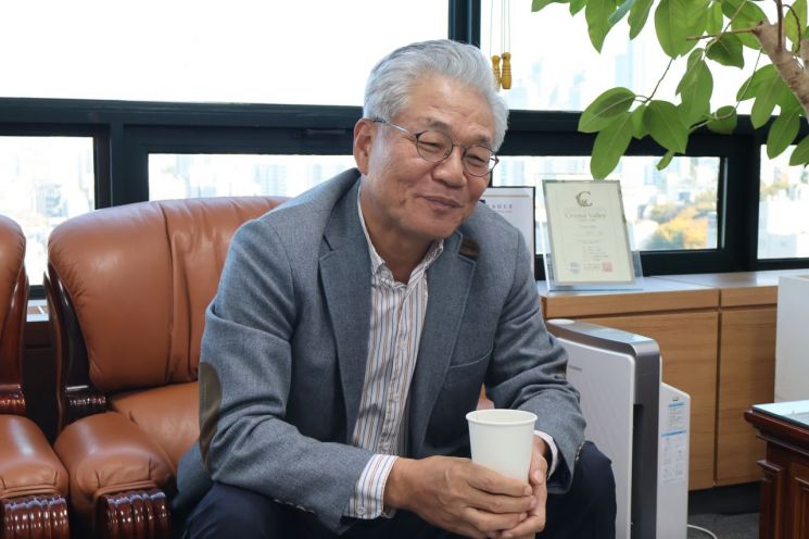 이창기 한국시멘트협회 부회장이 아시아경제와 인터뷰하고 있다. 한국시멘트협회 제공