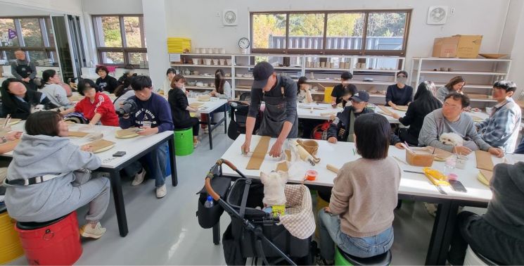 여주시 도자문화센터는 수도권 반려인을 대상으로 지난 9일부터 매주 토요일 한 달 동안 맞춤형 도자 체험행사를 운영하고 있다. 여주시 제공