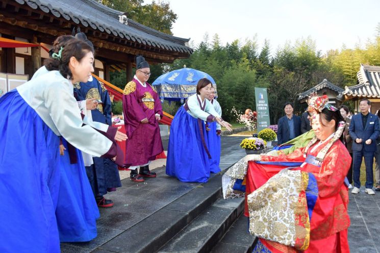 전남 담양군 담양읍 죽녹원 내 추성창의기념관에서 300여명이 참석한 가운데 다문화 부부 2쌍의 합동 전통혼례식이 열렸다. 담양군 제공