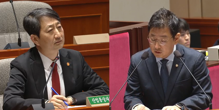 김태선 더불어민주당 의원(오른쪽)이 12일 국회 예산결산특별위원회에서 안덕근 산업통상자원부 장관에게 질의하고 있는 모습.