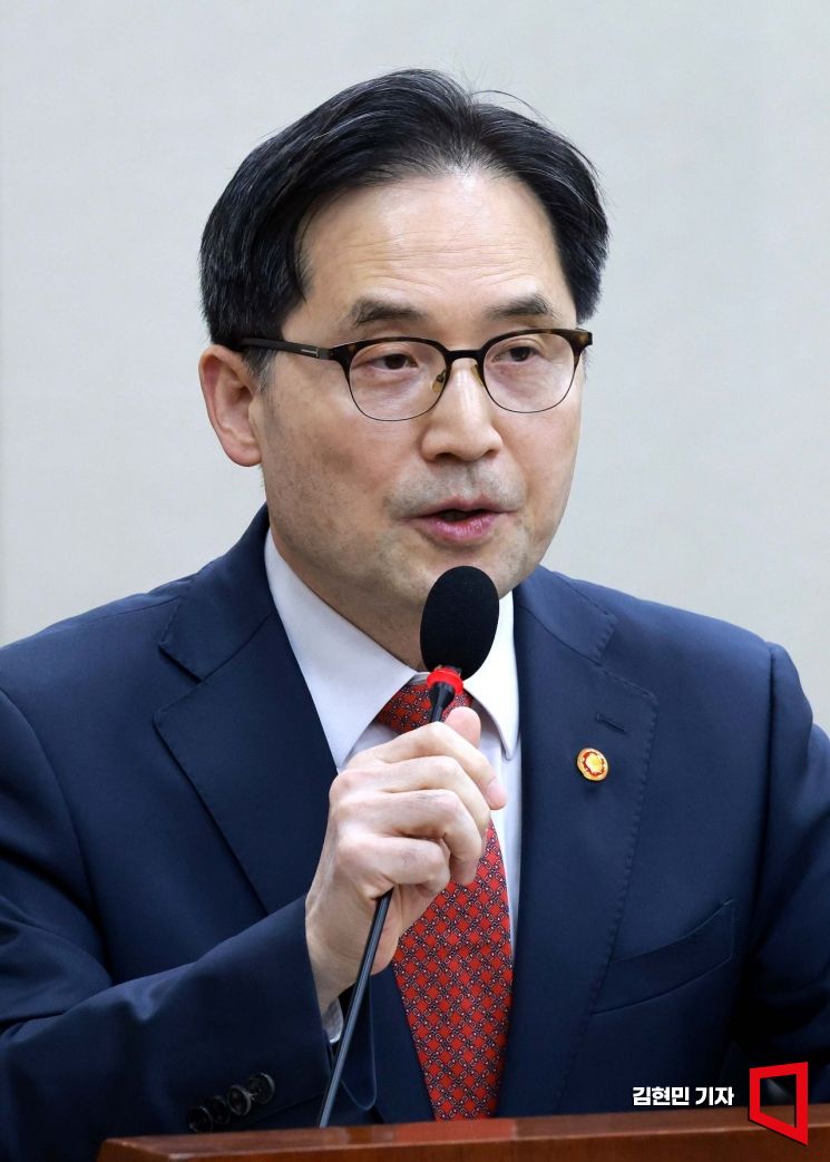 한기정 공정거래위원장이 12일 국회에서 열린 정무위원회 전체회의에서 예산안 관련 제안설명을 하고 있다. 김현민 기자