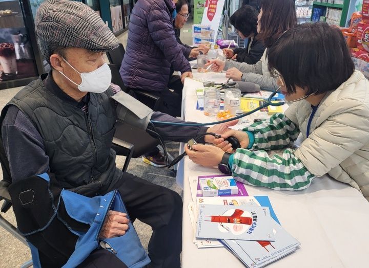 충남 서산시 보건소 관계자가 ‘찾아가는 만성질환관리 프로그램’에서 시민의 건강진단을 지원하는 모습. /서산시