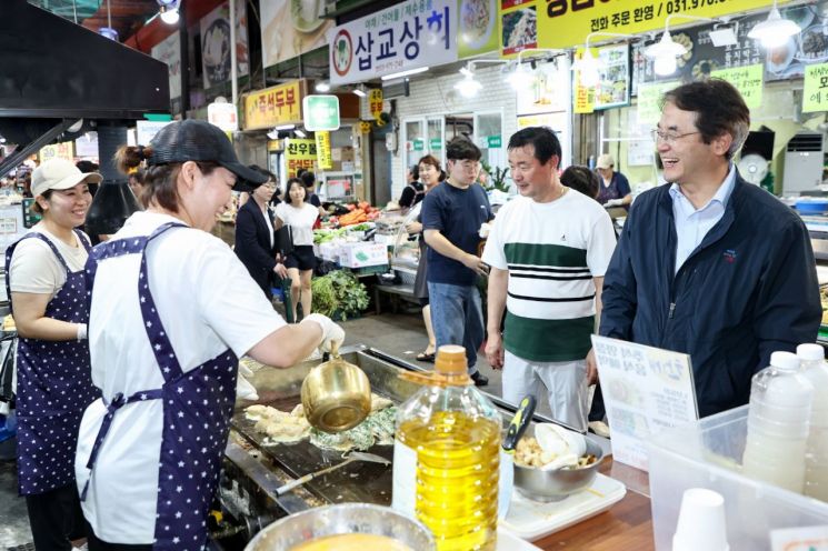 전통시장을 방문한 이동환 고양특례시장이 상인들과 이야기하며 환하게 웃고 있다. 고양특례시 제공