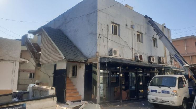 Spontaneous Correction and Business Closure of Illegal Buildings Spread in Sex Trade Districts