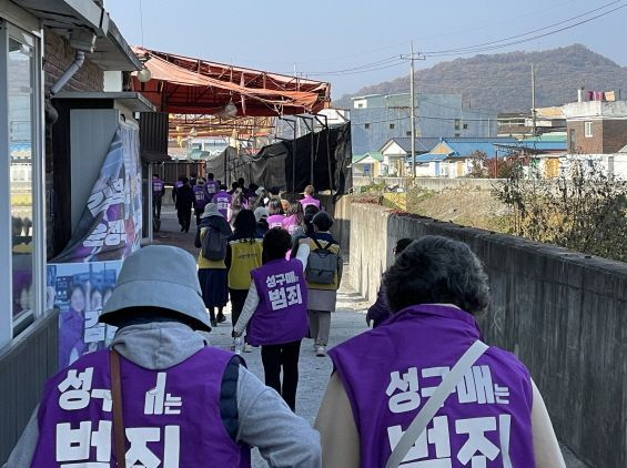 파주시는 지난 12일 연풍리 문화극장에서 시민 40여 명이 참여한 가운데 ‘여행길 걷기’ 교육을 진행하고 있다. 파주시 제공