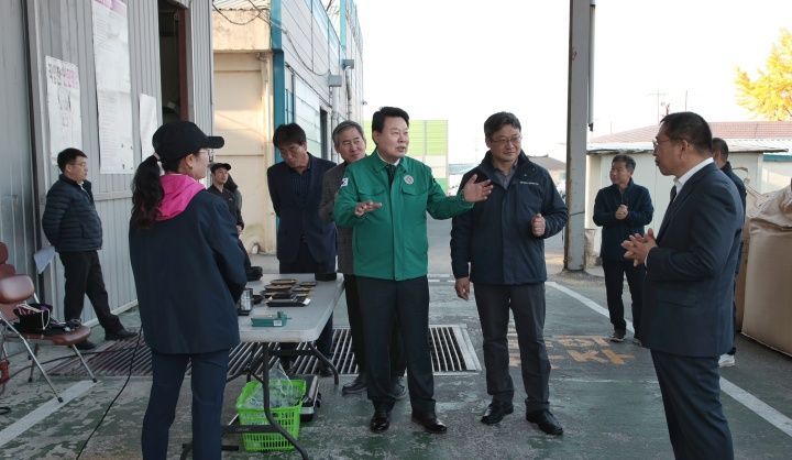 오성환 충남 당진시장이 12일 2024년산 공공비축미 매입 현장을 찾아 농업인과 관계자들을 격려했다. /당진시