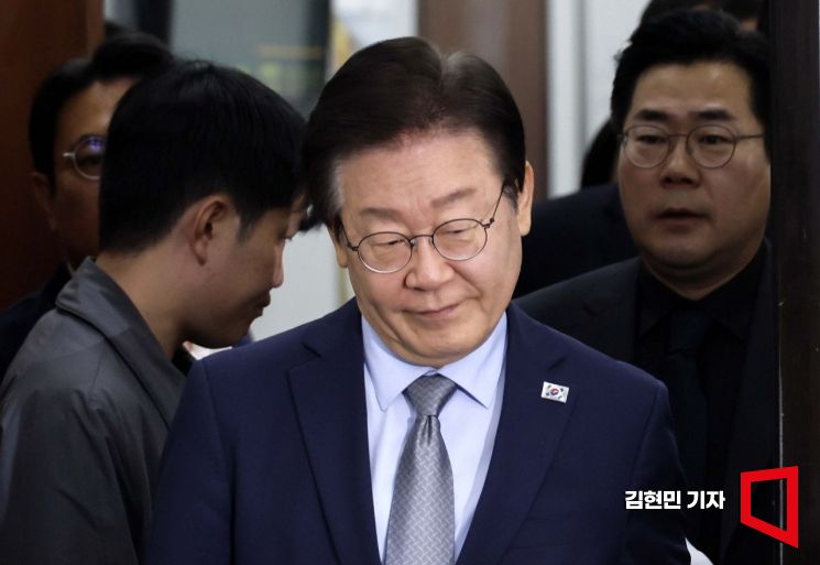[포토] 회의실 들어서는 이재명