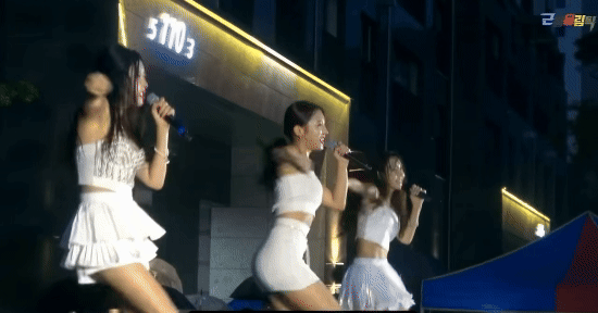 그룹 클레오가 한 야시장 행사에서 비를 맞으며 공연하고 있다. 유튜브 채널 '근황올림픽'