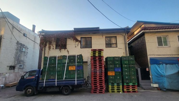 회계보고서상 주소지는 김치공장 물류창고로 해당 건물 앞에는 배추가 실린 트럭이 주차돼 있었고, 건물 안에는 김치를 담글 때 쓰는 재료들이 보관되어 있었다. (사진=이현주 기자)