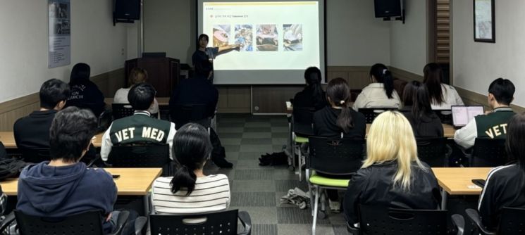 광주시 우치공원관리사무소는 지난 1일과 13일 이틀간 전남대 수의과대학 학생 46명을 대상으로 ‘동물원 동물 진료 및 외과 실습 교육’을 진행했다. 광주시 제공