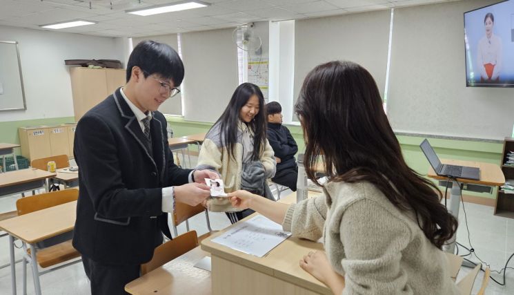 경남 창원토월고에서 한 수험생이 담임선생님에게 수험표를 받고 있다. 이세령 기자