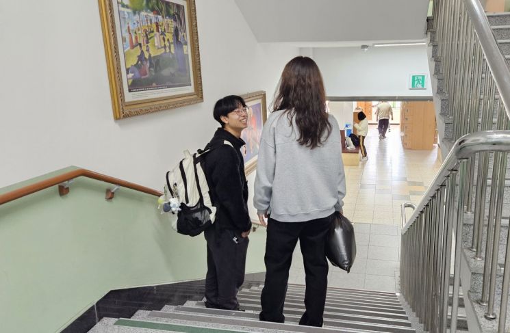 경남 창원토월고에서 한 수험생이 선생님과 대화하고 있다. 이세령 기자