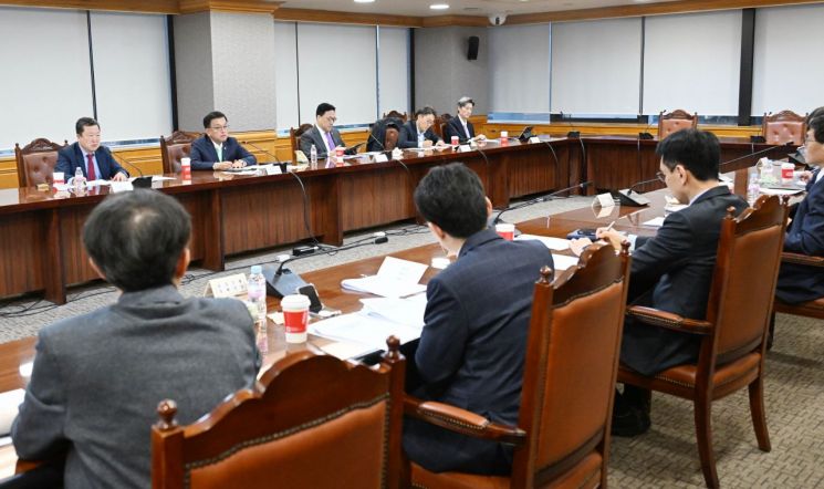 당국, 환율급등에 구두개입…최상목 "과도한 변동성 적극 조치"(종합)