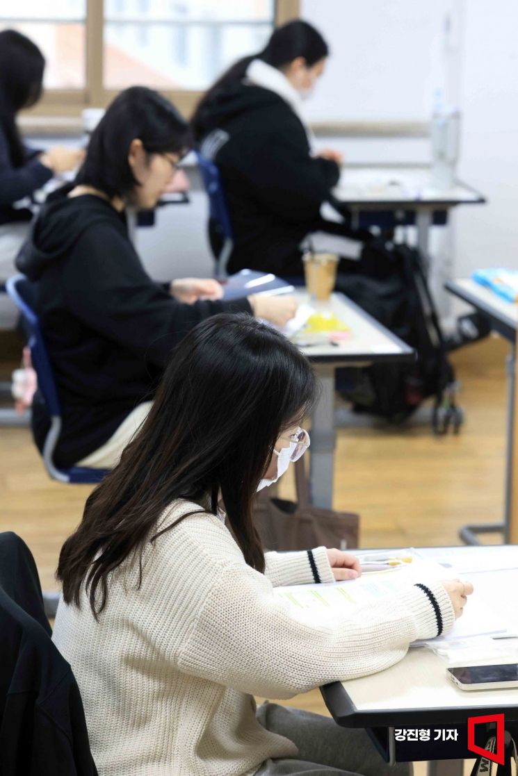 2025학년도 대학수학능력시험이 실시된 14일 오전 서울 영등포구 여의도여자고등학교에서 수험생들이 시험 시작을 기다리고 있다. 사진공동취재단