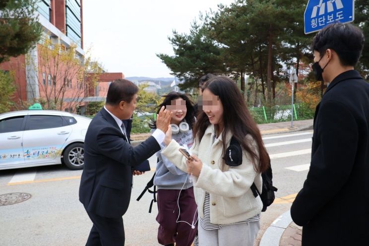 이병도 천안교육장이 14일 수험생들을 응원하고 있다. / 천안 = 김아영 기자