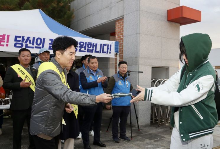 Former Jeonnam Superintendent of Education Kim Dae-jung visited Bonghwang High School on the 14th, the day of the CSAT, to support the test-takers. Provided by Jeonnam Office of Education