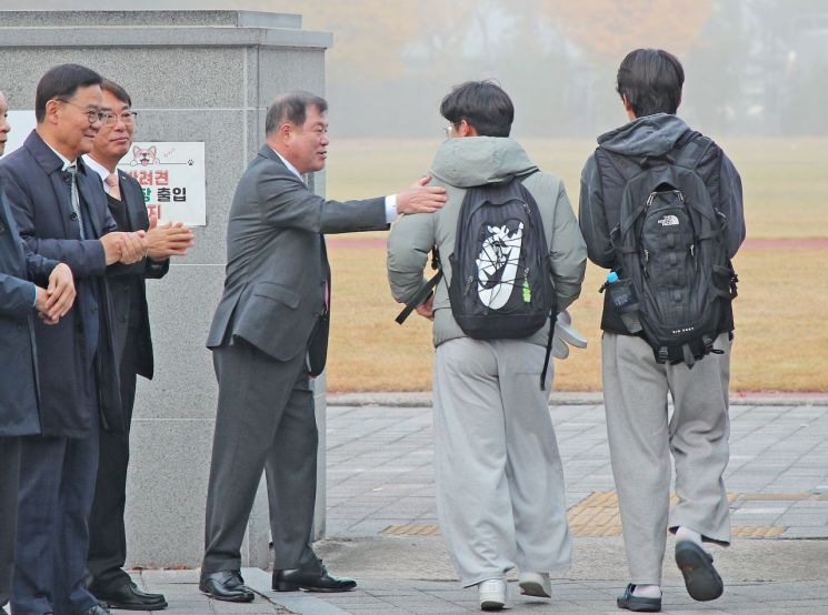 이승화 산청군수가 대학수학능력시험이 치러지는 고사장을 찾아 수험생과 학부모를 격려 하고 있다.