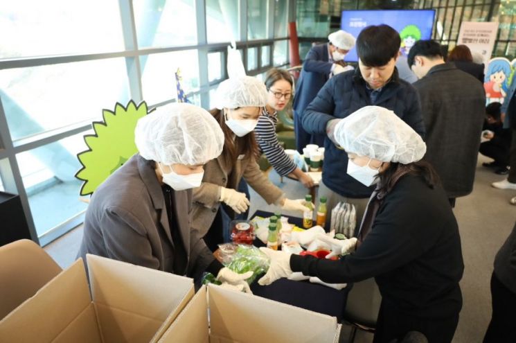 (재)파주시청소년재단은 지난 13일 파주장단콩웰빙마루에서 ‘파주시 청소년 조식지원 사업 꾸러미 포장 행사’를 실시하고 있다. 파주시 제공