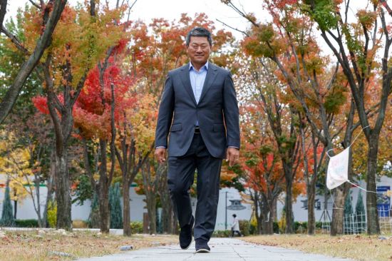 최경주가 서울 용산구 동빙고 근린공을 걷고 있다. 그는 아시아경제와의 인터뷰에서 "앞으로 10년 동안 더 선수 생활을 하겠다"는 포부를 밝혔다. 강진형 기자