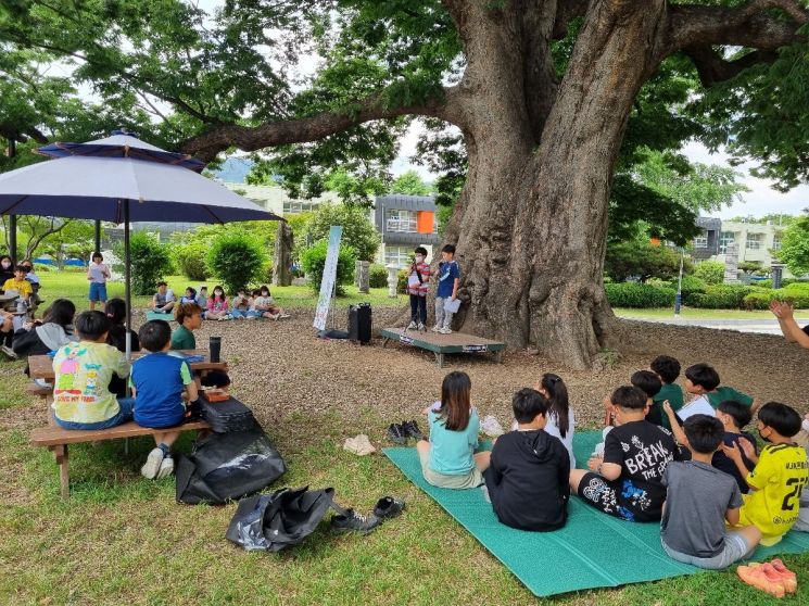 전남 담양 한재초등학교가 산림청으로부터 '학교숲 활용·사후관리' 분야 우수상을 받았다. 이 학교에서는 학교숲을 학생 뿐 아니라 지역사회에 개방해 활용도를 높이고 있다. 산림청 제공