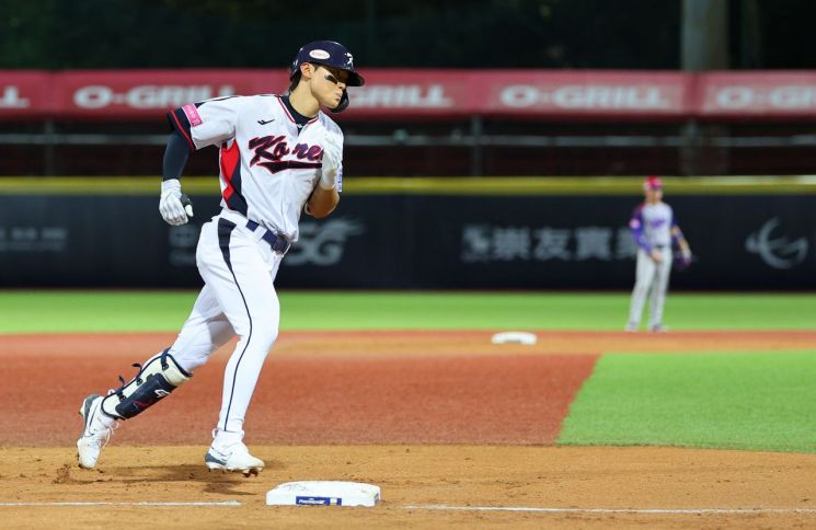 야구선수 김도영이 14일 대만 타이베이 톈무야구장에서 열린 세계야구소프트볼연맹(WBSC) 프리미어 12 2024 B조 조별리그 쿠바전에서 활약하며 팀 승리에 기여했다. 연합뉴스