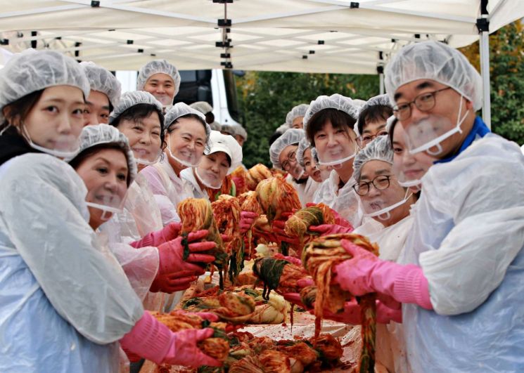 고려아연 및 계열사 서린정보기술 임직원들과 적십자봉사원이 동절기 취약계층에 전달할 김장김치를 담그고 있다. 고려아연 제공