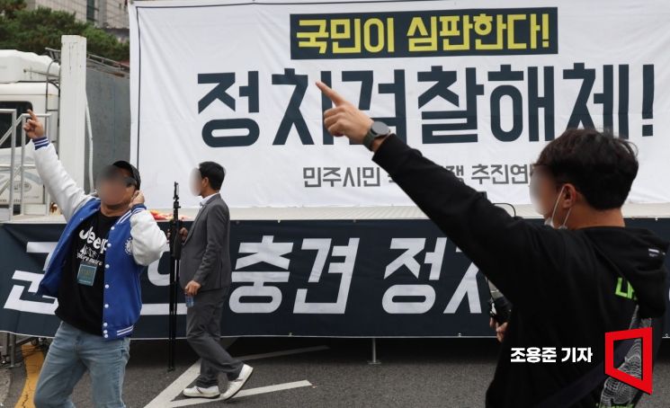 이재명 더불어민주당 대표의 공직선거법 위반 혐의 사건에 대한 1심 선고 공판이 열리는 15일 서울 서초구 서울중앙지방법원 인근에서 정치검찰 해체를 요구하는 집회가 열리고 있다. 조용준 기자