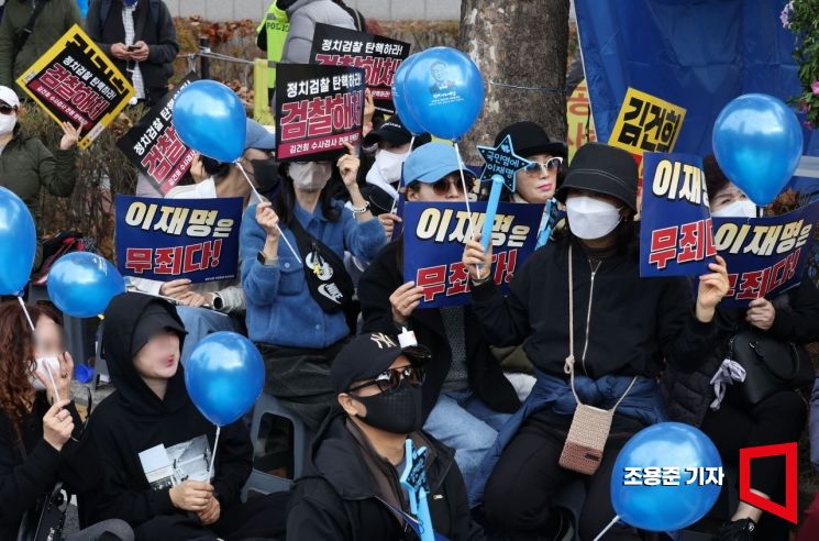 李 선고 앞두고…유튜버들 말리던 경찰 폭행한 50대