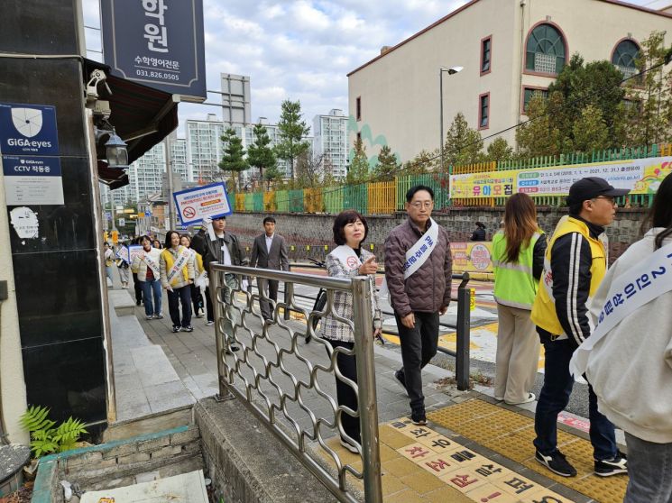 경기도북부자치경찰위원회는 15일 새말초등학교 주통학로에서 개인형이동장치(PM)의 올바른 반납 문화 조성을 위한 유관기관 합동 캠페인을 펼치고 있다. 경기도북부자치경찰위원회 제공